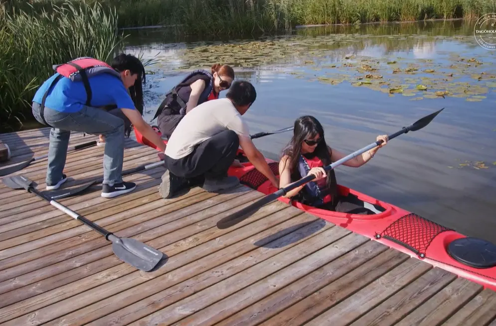 Gäster på bryggan vid sjön
