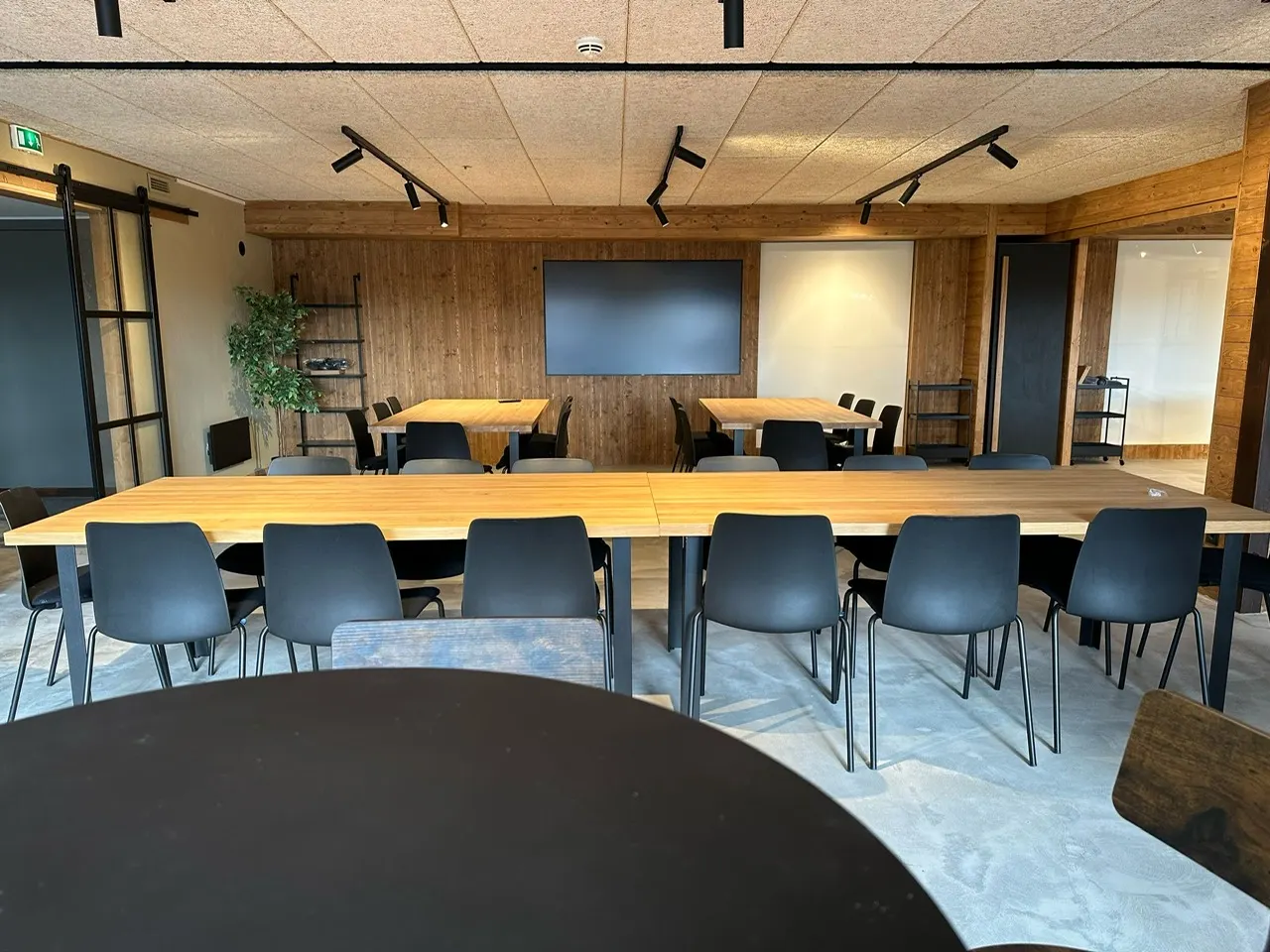 Konferensrum med långbord